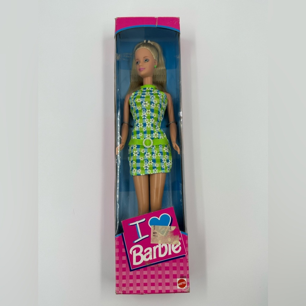 Barbie Mattel I Love Barbie Pretty In Green Rare And Unique Box With A Heart NOB